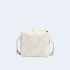 보테가 베네타 미니 카세트 카메라백 화이트